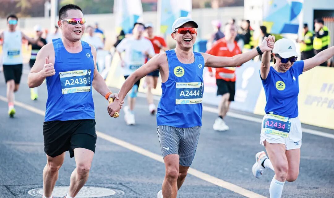 2025新金环上海top run赛事亮点_“2025toprun”10公里精英赛今日开跑 上海警方全力_普陀区top中央公园10公里精英赛