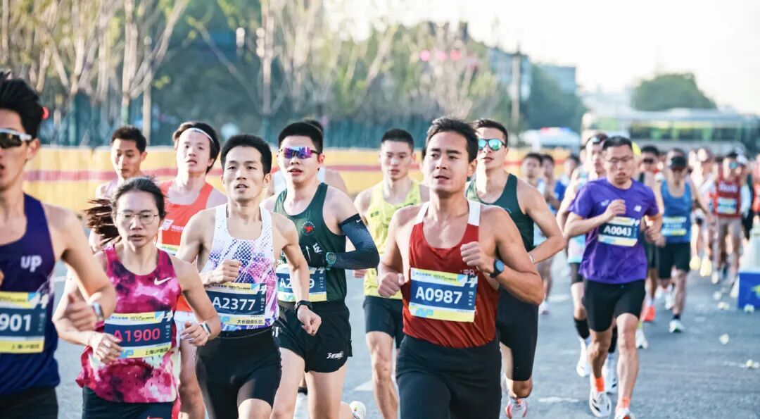 “2025toprun”10公里精英赛今日开跑 上海警方全力_2025新金环上海top run赛事亮点_普陀区top中央公园10公里精英赛