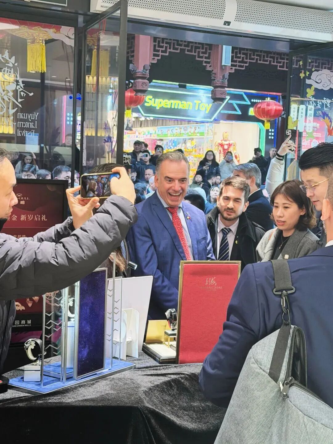 图片[3]-走九曲桥，看上海表！乌拉圭总统也来豫园啦，看看他“种草”了啥？-华闻时空