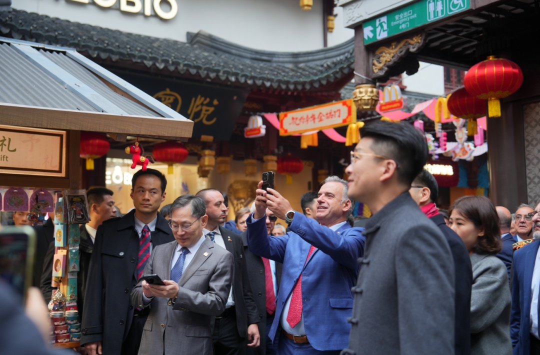 图片[1]-走九曲桥，看上海表！乌拉圭总统也来豫园啦，看看他“种草”了啥？-华闻时空