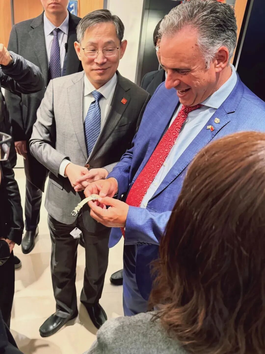 图片[4]-走九曲桥，看上海表！乌拉圭总统也来豫园啦，看看他“种草”了啥？-华闻时空