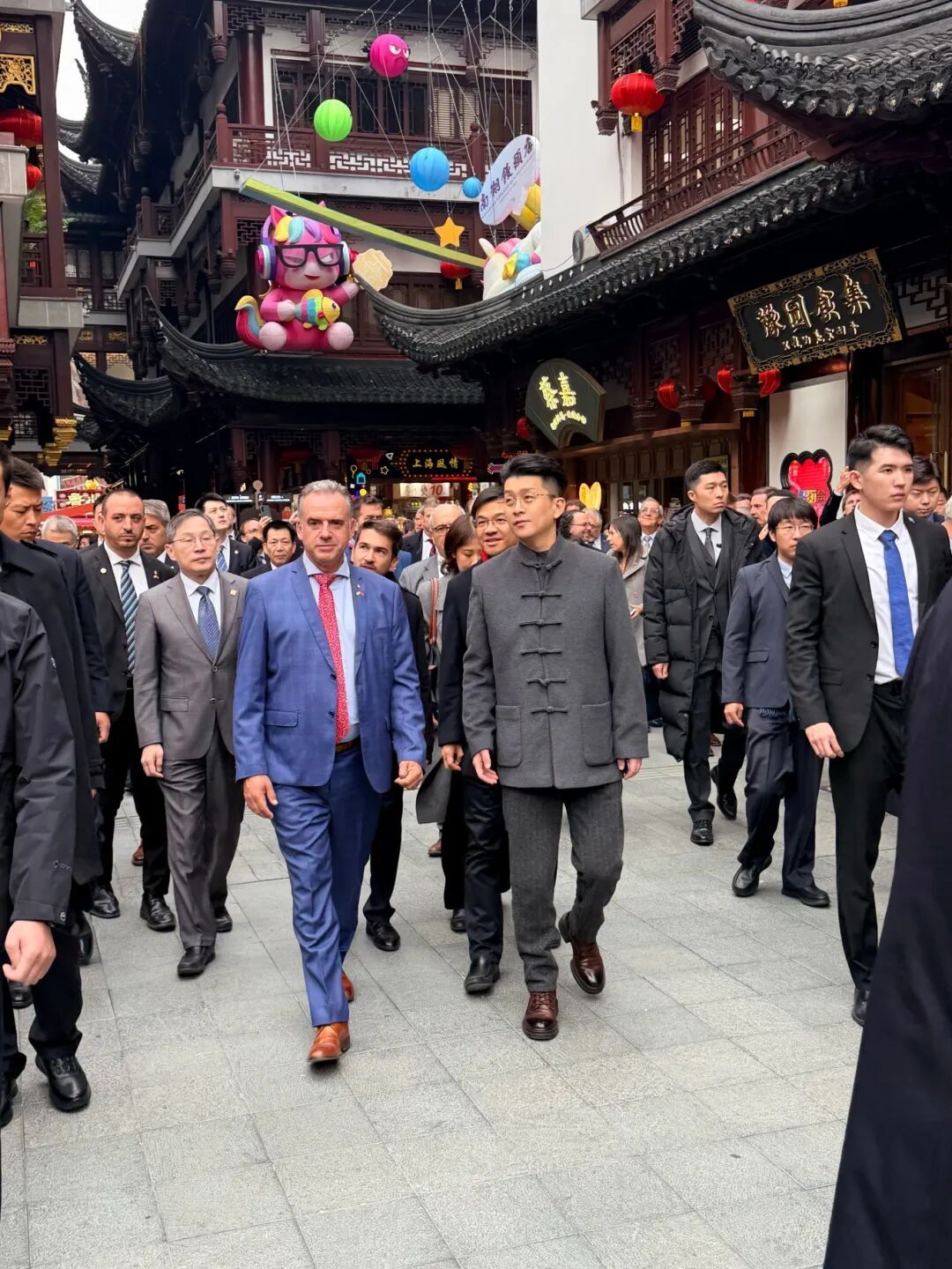 图片[2]-走九曲桥，看上海表！乌拉圭总统也来豫园啦，看看他“种草”了啥？-华闻时空